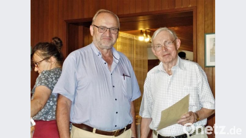 Ein Grund zum Strahlen für Bürgermeister Rudolf Götz: einem so frischen und agilen Jubilar wie Heinrich Müller (rechts), den früheren singenden Postboten, gratuliert er gerne. Bild: jml