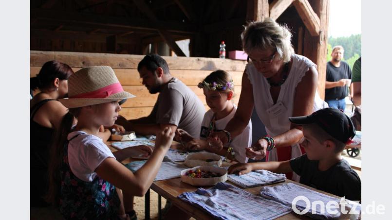Im Schallerhof konnten die Kinder unter der Betreuung von Irene Ehemann schöne Freundschaftsarmbänder basteln. Bild: kar