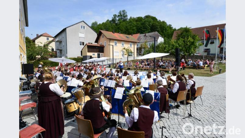 Gemeinsam eröffnen die Jugendblaskapelle Parkstein, die Stadtkapelle Neustadt und die Blaskapelle Reuth unter Leitung von Alfons Steiner mit dem Musikstück "Mein Heimatland" die Kreisserenade vor der malerischen Kulisse des Landrichterschlosses. Die Besucher habe ihre Plätze unter den Obstbäumen im Garten gefunden. Bild: bey