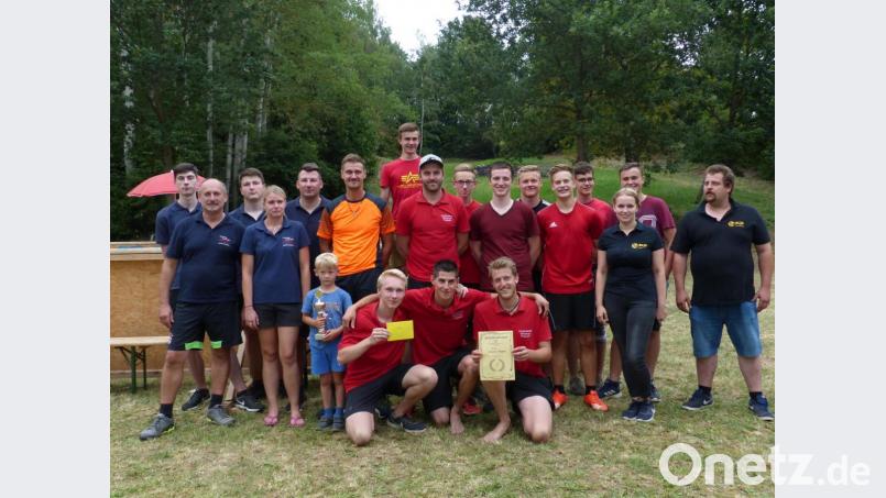 Die Ü 16-Sieger, FFW-Wittschau/Preppach (vorne kniend) mit ihrem Nachwuchsspieler Dominik, der voller Stolz den Siegerpokal hält, den zweiten Siegern „Bauwong“ rechts und die Drittplatzierten FFW-Leuchtenberg (links) und KDFB-Vorsitzenden Florian Federl und Theresa Bäumler (von rechts) die die Siegerehrung vornahmen. Bild: sl