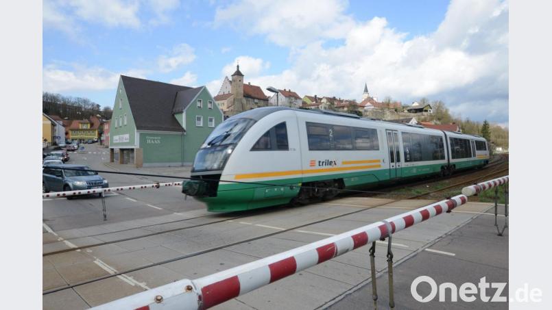 Der „Alex“-Zug düst an Nabburg vorbei in die Nordoberpfalz. Nach Ansicht der Neustädter Kreisräte ist dies inzwischen ein viel zu seltenes Bild. Bild: Petra Hartl