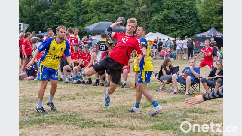 Erst nach großem Kampf unterlagen die Herren I des HVO im Viertelfinale ganz knapp gegen den späteren Turniersieger. &quot;Shooter&quot; Tobias Wild kann sich hier eindrucksvoll durchsetzen Bild: gud