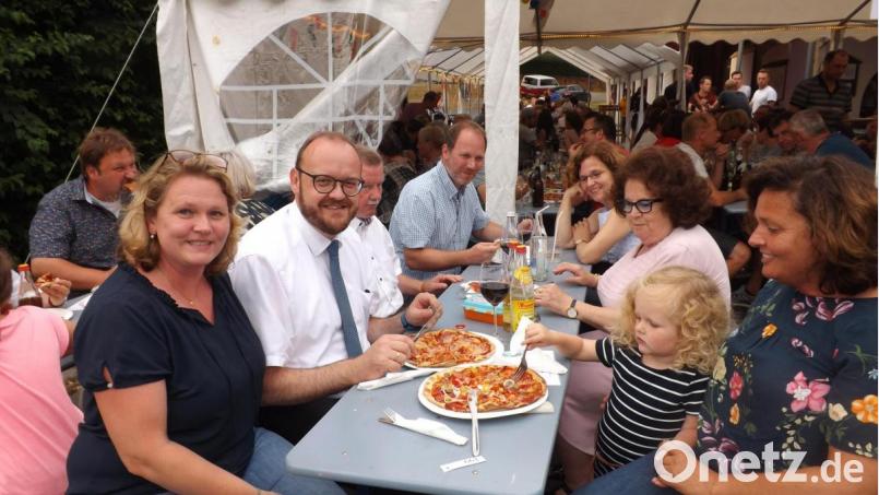 Auch Landrat Andreas Meier (Zweiter von links) und seine Frau Jutta genießen Pizza und Pasta. Bild: trj