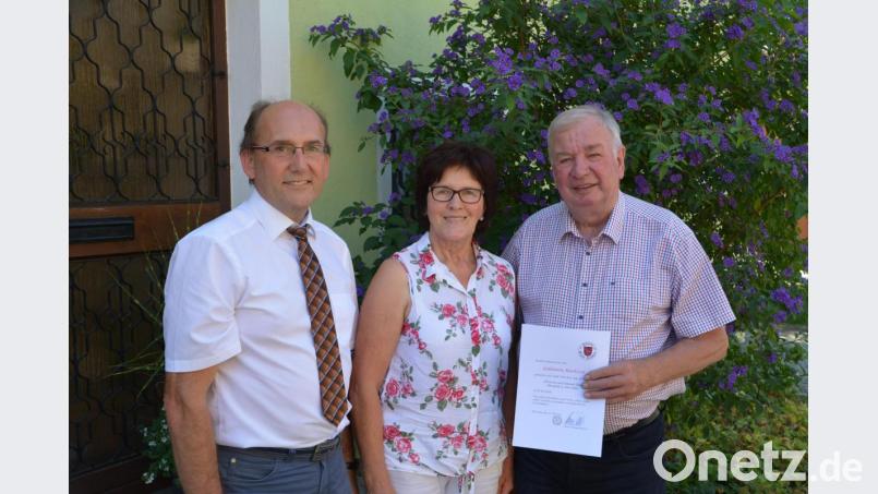 Zweiter Bürgermeister Josef Birner (von links) gratuliert Christa und Hans Falk im Namen der Stadt Hirschau zur goldenen Hochzeit. Bild: fdl