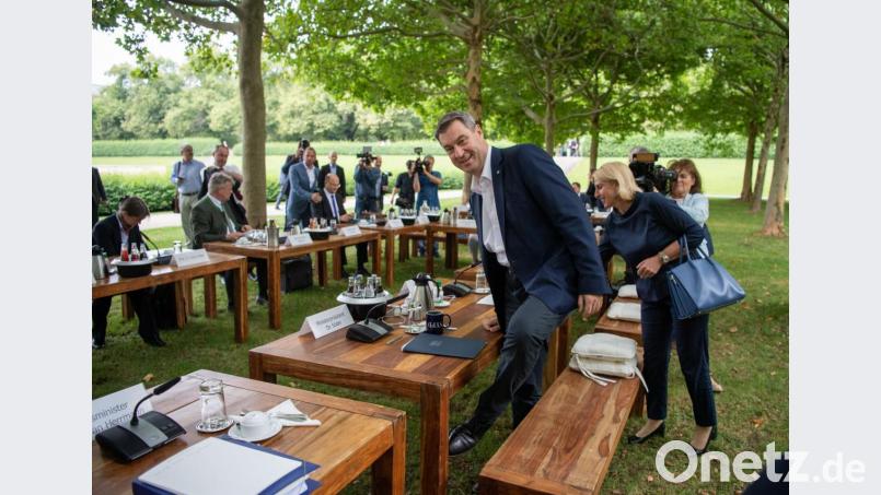 Markus Söder (CSU, Mitte), Ministerpräsident von Bayern, nimmt vor der Kabinettssitzung am Tisch im Hofgarten Platz. Im Mittelpunkt der Kabinettssitzung steht die bayerische Klimapolitik. Bild: Lino Mirgeler/dpa