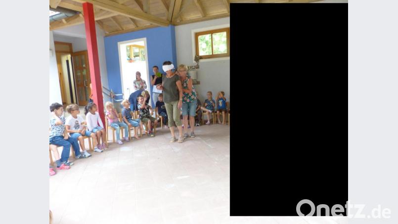 Monika Meißner führte die „blinde“ Leiterin zur Abschiedsfeier. Bild: sl