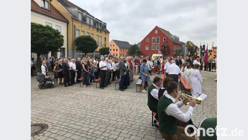 Der Marktplatz war der ideale Ort für einen Festgottesdienst im Freien. Zahlreiche Gläubige beteiligten sich daran. Bild: exb