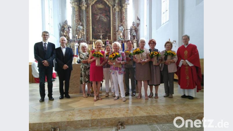 Einige Frauen kümmern sich um die Friedhofskirche (von links): Pfarrgemeinderatssprecher Markus Hubmann, Kirchenpfleger Georg Münch, Anneliese Hofmann, Inge Huber, Fanny Bär, Gudrun Dotzler, Erika Rösch, Marga Fiedler, Irmi Schall, Hilde Zimniok und Pfarrer Christian Schulz. Die Helferin Hildegard Iberer fehlt auf dem Bild. Bild: mma