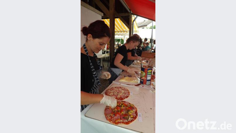 In der &quot;Küche&quot; ging es rund - viel zu tun gab es für die &quot;Hofdamen&quot; des Faschingsvereins Stammtisch Botzersreuth. Von links. Anita Kroop, Melissa Bonczyk, Christine Englbrecht und Daniela Hanauer. Bild: trj