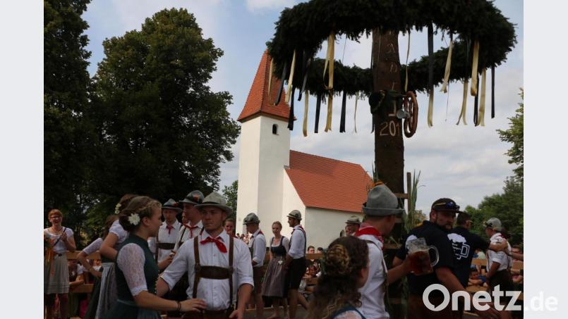 Die Niederärndter Kirwapaare in Aktion. Bild: gru