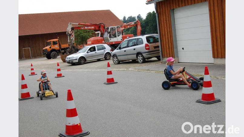Es geht auch mal ganz ohne Wasser. Wer ist schneller? Slalomfahren mit dem Kettcar. Bild: fla