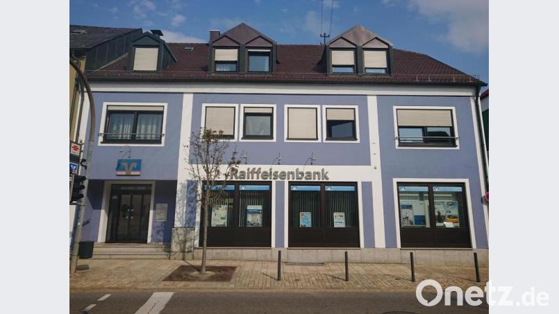 Ins Jahr 1976 datiert das Filialgebäude der Raiffeisenbank in der Hauptstraße zurück. Die Gründung hingegen reicht bis ins vorige Jahrhundert zurück. Bild: fjo