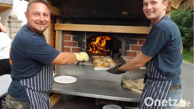 Frische Bruschetta und Lasagne tischen (von links) Matthias Fütterer und Max Würth auf. Bild: trj