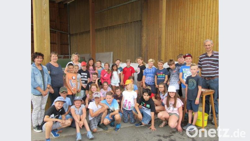 Lehrreicher Besuch: Das Bild zeigt von links Christiana Enslein vom Amt für Ernährung, Landwirtschaft und Forsten Tirschenreuth, Irmgard Zintl, Lehrerin Gabriele Vollath sowie rechts Lehrer Stefan Mühlbauer mit den Kindern der Klassen 4a und 4b der Grundschule Wiesau. Bild: Amt für Ernährung/exb