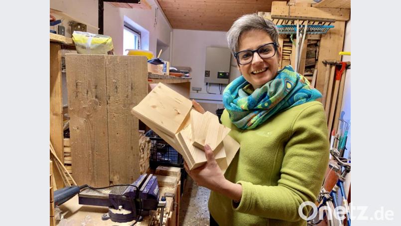 Die Holzstücke lassen sich einfach bearbeiten - doch am Plexiglas droht Redakteurin Michaela Süß zunächst zu scheitern. Bild: mia