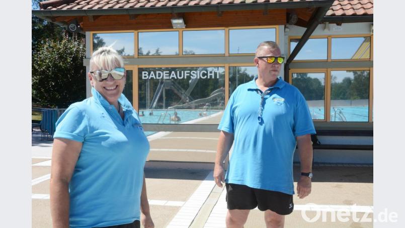 Doris und Michael Reinig sind nur zwei der Bademeister, die im Schätzlerbad die Aufsicht innehaben. Ihre Arbeit gestaltet sich dabei zunehmend schwerer. Badegäste pöbeln sie an, werden aggressiv. Bild: Gabi Schönberger