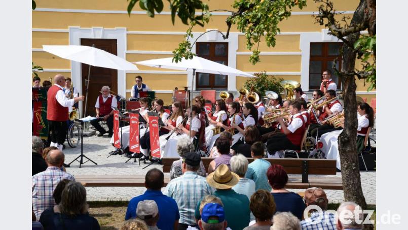 Die Blaskapelle Reuth mit ihrem Leiter Peter Dotzauer erweist sich als starke Interpreten böhmischer Klänge. Bild: bey