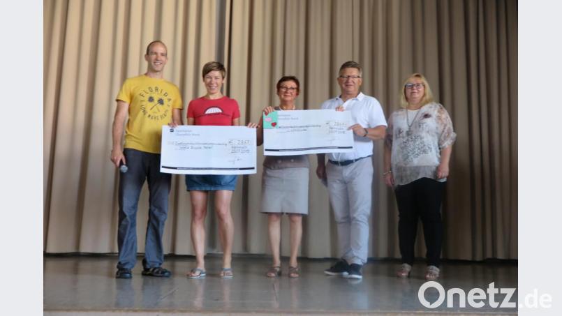 Konrektorin Sandra Hering und Realschuldirektor German Helgert übergaben den Erlös aus dem Sponsorenlauf an Edith Lippert und Kristina Jasuinaite (von rechts). Realschullehrer Simon Farnhammer (links) organisierte auch heuer wieder diesen Spendenlauf. Bild: jzk