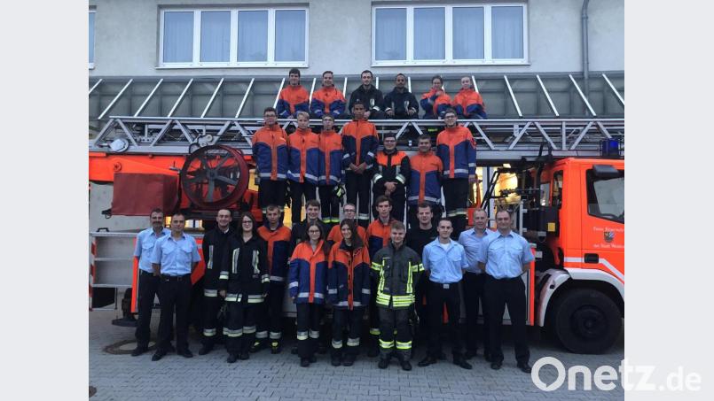 Die 22 Feuerwehranwärter haben ihre Grundausbildung hinter sich gebracht. Bild: Stadt Weiden