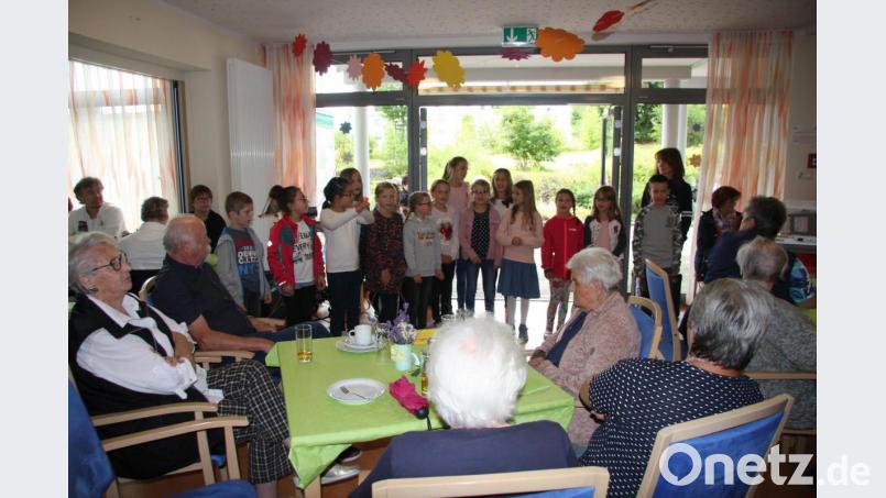 Mit einem Ständchen überraschten Grundschulkinder die Bewohner im Senioren-Servicehaus Waldershof. Begleitet wurden sie am Keyboard von Natalija Messer. Bild: wro