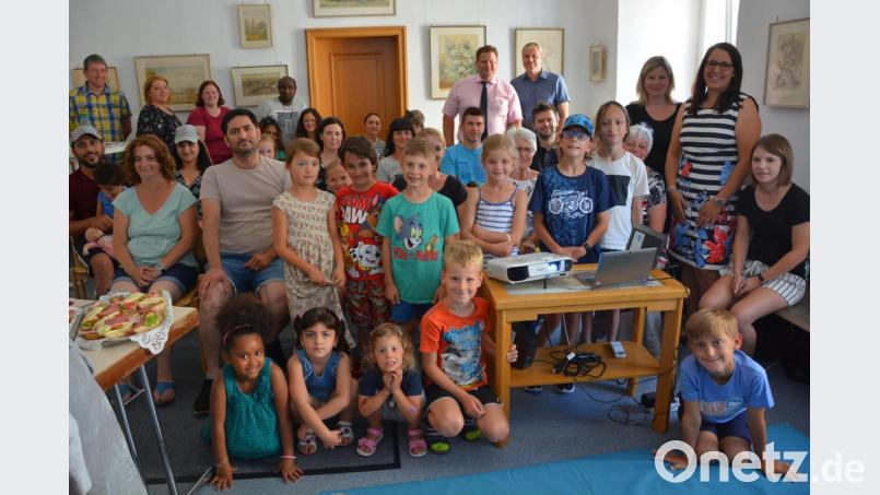 Die Abschlussveranstaltung des Medienprojekts „growtogether 1.0“ fand im Foyer des Historischen Rathauses im Obergeschoss statt. Elf Kinder gestalteten ein Bilderbuchkino, dessen fünfminütige Filmsequenzen am Dienstagnachmittag Premiere feierte. Mit dabei waren (stehend von rechts) Projektleiterin Sandra Schug, Gabriela Paetzolt (Jugendmedienzentrum), Jürgen Preisinger und 2. Bürgermeister Stefan Grillmeier sowie die teilnehmenden Kooperationspartner, Eltern und Kinder. Bild: jr