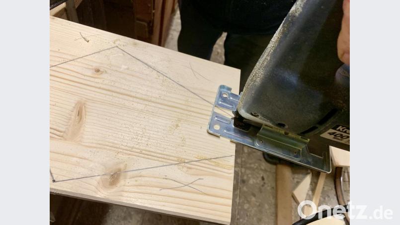 Mit der Stichsäge werden dann die benötigten Holzteile ausgeschnitten. Bild: mia