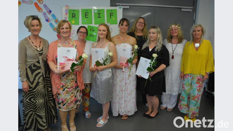 Die Preisträger der Marktredwitzer Berufsfachschule für Altenpflege und Altenpflegehelfer: Im Bild von links Schulleiterin Monika Bötzl, Birgit Bayer, Lehrerin Katja Schneider, Anika Linnemannstöns, Jaqueline Hofmann, Ute Barthmann, Jane Kmeczova sowie die Lehrerinnen Stephanie Brunner und Daniela Flügel. Bild: jr