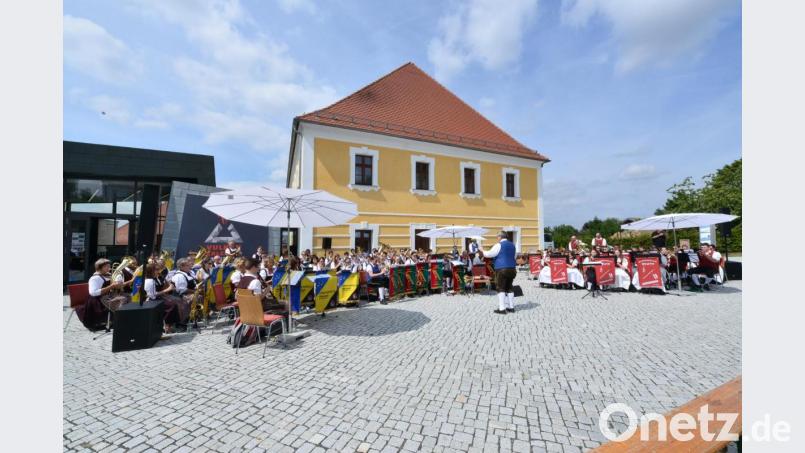 Vor der malerischen Kulisse des Landrichterschlosses eröffnen die Jugendblaskapelle Parkstein, die Stadtkapelle Neustadt und die Blaskapelle Reuth gemeinsam unter Leitung von Alfons Steiner die Kreisserenade. Bild: bey
