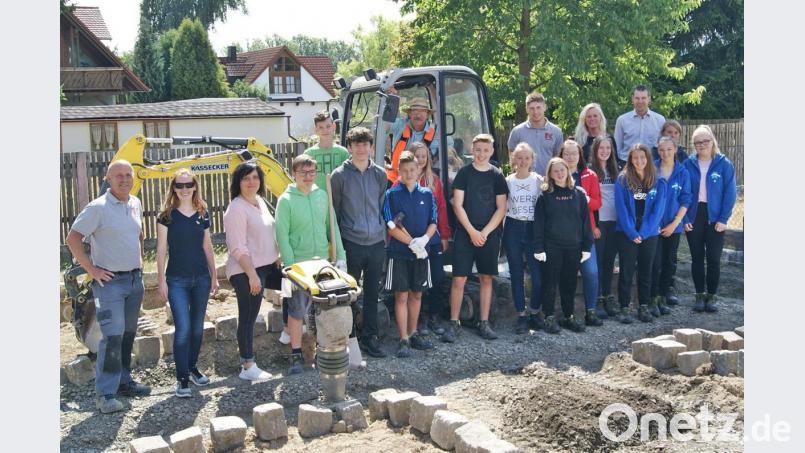 Die Schüler der 8M zusammen mit Andreas Malzer (hinten rechts) und Kassecker-Mitarbeitern, Rektorin Claudia-Strobel-Dietrich (hintere Reihe, Zweite von rechts), Lehrerin Sandy Wendt Zweite von links) und Katja Laber vom bfz Weiden. Bild: MM-PR GmbH/exb