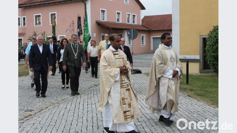 Mit dem Kirchenzug der Ehrengäste und Vereine beginnen die Feierlichkeiten. Bild: pi