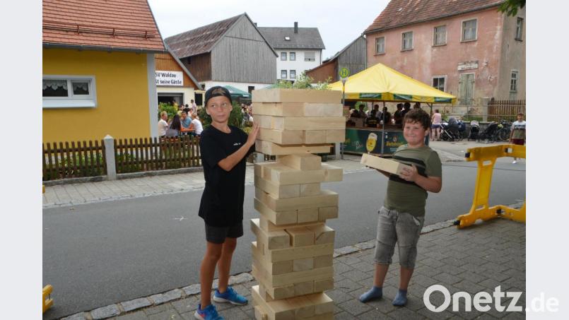 Mit Holzklötzen konnten sich die jüngeren Festbesucher ihre Zeit vertreiben. Bild: dob