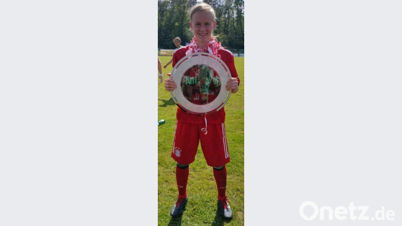 Eine Trophäe hat Laura Donhauser in diesem Jahr schon geholt: Mit Bayern München II gewann sie den Titel in der 2. Bundesliga. Bild: G. Donhauser