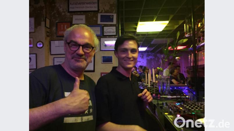 Paul und ich beim Platten auflegen im Neuen Linda in Weiden. Bild: we
