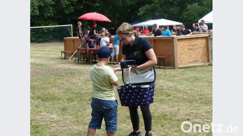 Vorsitzende Theresa Bäumler war beim Riesenkickerfest auch als Eisverkäuferin unterwegs. Bild: sl