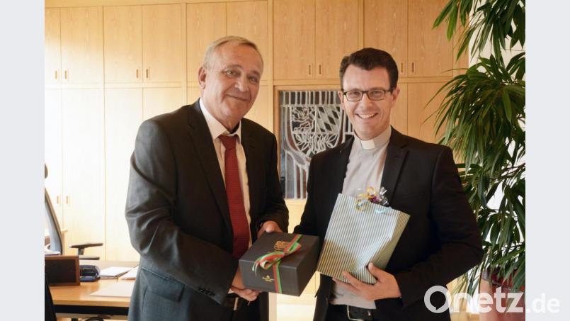 &quot;Ich freue mich, dass die Diözese die Stelle relativ zeitnah besetzen konnte&quot;, betont Oberbürgermeister Kurt Seggewiß, als er Thomas Kohlhepp, künftiger Priester der Pfarreiengemeinschaft St. Peter und Paul in Mantel sowie St. Dionysius in Neunkirchen, in seinem Amtszimmer begrüßt, und fügt hinzu: &quot;Die Seelsorge ist sehr wichtig.&quot; Bild: Gabi Schönberger