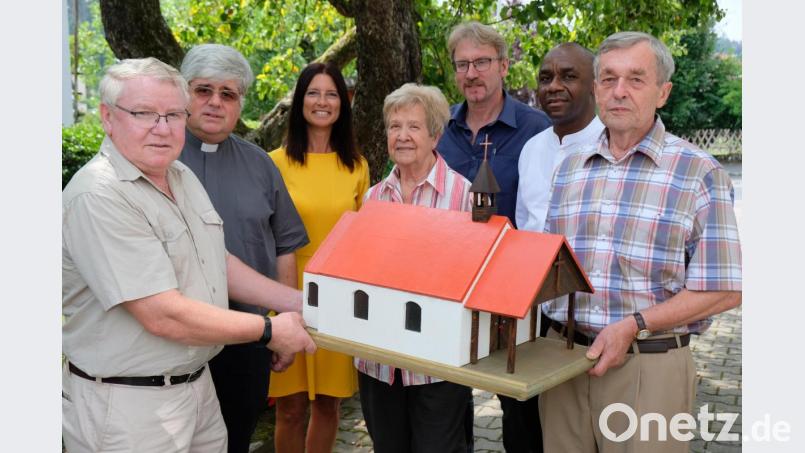 Aus Anlass des 80. Geburtstages überreichen Vertreter des Kapellenbauvereins und der katholischen Kirchenverwaltung an Bruno Uhl eine Miniaturausgabe der Apfelbacher Kapelle. Unser Bild zeigt (von links) den stellvertretenden Vorsitzenden des Kapellenbauvereins, Robert Held, Stadtpfarrer Thomas Jeschner, Vorstandsmitglied Michaela Hausner, Ingrid Uhl, Kirchenpfleger Norbert Braun, Pfarrer Paul und Jubilar Bruno Uhl. Bild: do