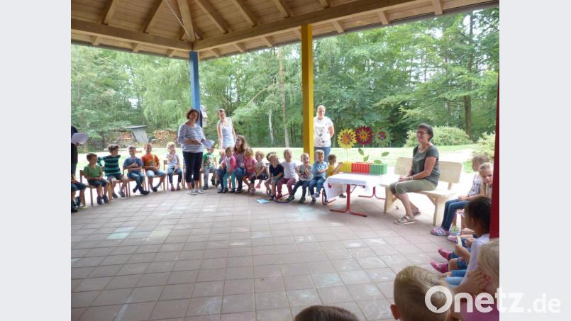 Veronika Rupprecht auf ihrer wohlverdienten „Ruhebank“ wo sie den gesprochen und gesungen Dank zum Abschied entgegen nahm mit Kolleginn Anita Wittmann (links) Bild: sl