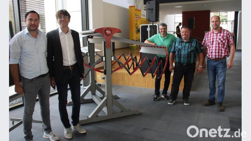 Geplant und fertiggestellt wurde die doppelarmige Scherenmarkise von Fachschülern am Beruflichen Schulzentrum Wiesau. Vorgestellt und näher erläutert wurde sie von den Lehrern Thomas Diertl, Thomas Metzler, Uwe Heider, Robert Wolfrum und Jürgen Böckl (von links). Bild: wro