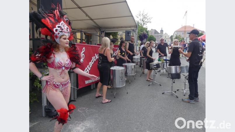 Mit heißen Rhythmen und Tänzerinnen begeistert &quot;Samba Secco&quot;. Bild: rn