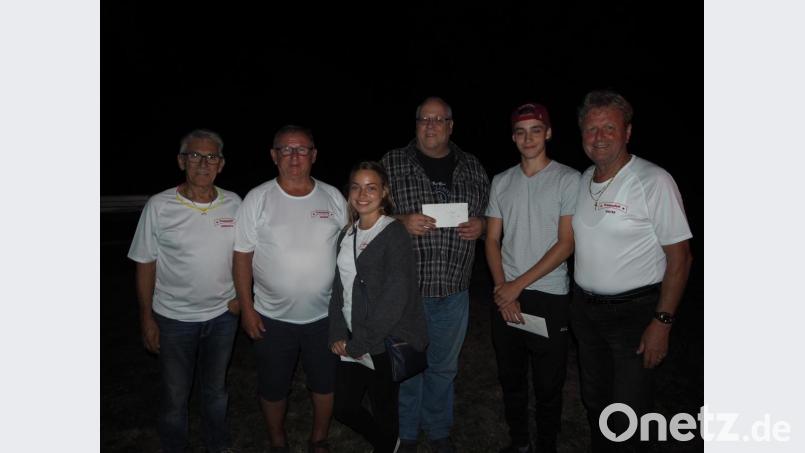 Juan Vilas und Heinrich Maier (von links) und Dieter Neubauer (rechts) überreichen Emanuel Eckl, Markus Burger und Anna-Lena Kippes die Gewinne. Bild: krb