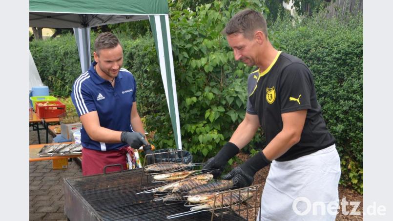 Wenzl Rauch und Roman Lindner (von links) sind ein eingespieltes Team, wenn es um Köstlichkeiten rund um den Grill geht. Die fangfrischen Forellen waren wieder ein Gedicht. Bild: dob
