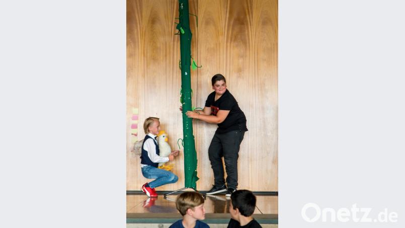 In einem Theaterstück bewiesen die Schüler ihre Englischkenntnisse. Bild: sml