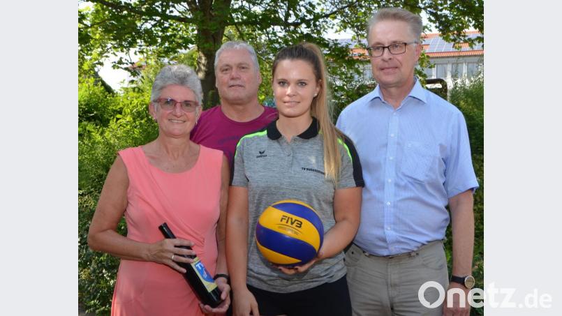 Katharina Oikarinen lebt Volleyball und hat nun den C-Trainerschein Leistungssport erworben. Darüber freut sich am meisten Volleyballtrainer Bernhard Grosser (Zweiter von links). TV-Geschäftsführerin Manuela Völkl (links) und Volleyball-Abteilungsleiter Pertti Oikarinen gratulieren zum Erfolg. Bild: dob
