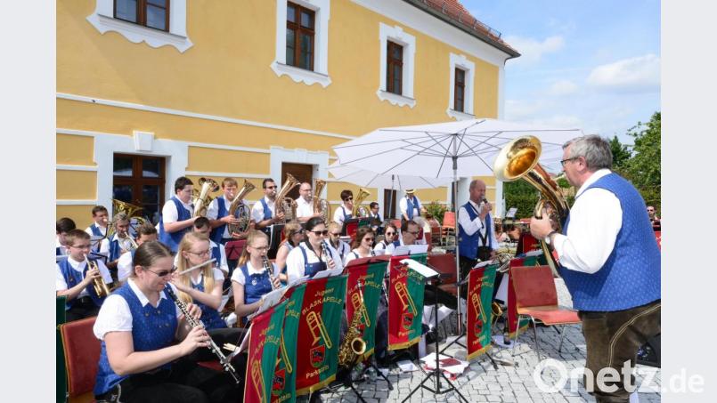 Die Jugendblaskapelle Parkstein mit ihrem Leiter Alfons Steiner (rechts) hat vor dem Landrichterschloss ein Heimspiel. Bild: bey