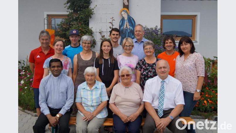 Zusammen mit ihrer Familie feierte Maria Elsner (vorne, Zweite von rechts) den 85. Geburtstag. Unter die Gratulanten mischten sich auch Bürgermeister Walter Schauer (vorne, rechts) und Pfarrer Antony Irudayaraj Durairaj. Bild: rkp