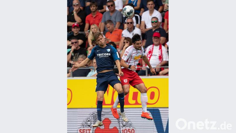 Immer mit vollem Einsatz: Olli Hein (rechts/hier im Zweikampf mit dem Bochumer Sebastian Maier) hat sich nach langer Verletzungspause in die Startelf der Oberpfälzer zurückgekämpft. Bild: Sven Hoppe/dpa