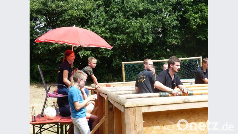 Die Schiedsrichterin Franziska Kappl (unterm Sonnenschirm) passte genau auf, dass alles gerecht verlief. Bild: sl