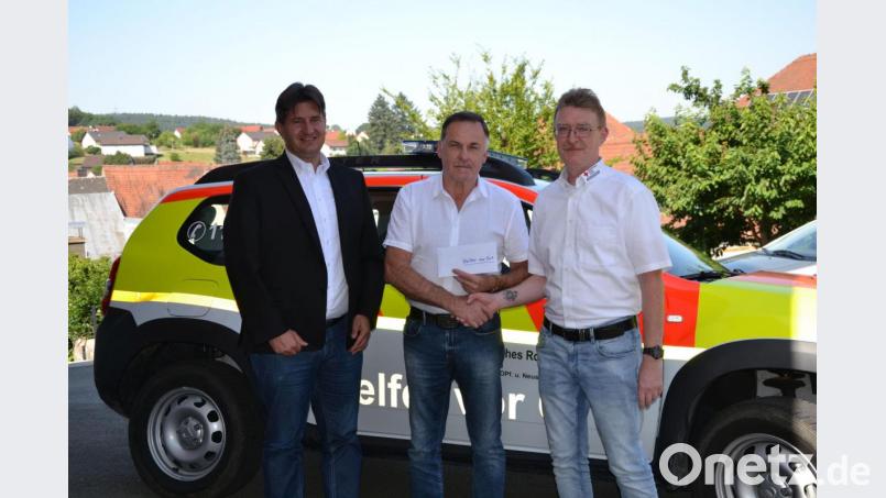 Rüdiger Ubrig (rechts) von der HvO-Gruppe Windischeschenbach und Geschäftsführer Sandro Galitzdörfer (links) freuen sich über die 1000-Euro-Spende von Hans Senft. Bild: Lowak