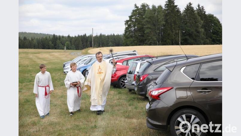 Im Anschluss segnete Pfarrer Martin Besold die Fahrzeuge und so manches schnell abgestellte Kinderfahrrad. Bild: njn