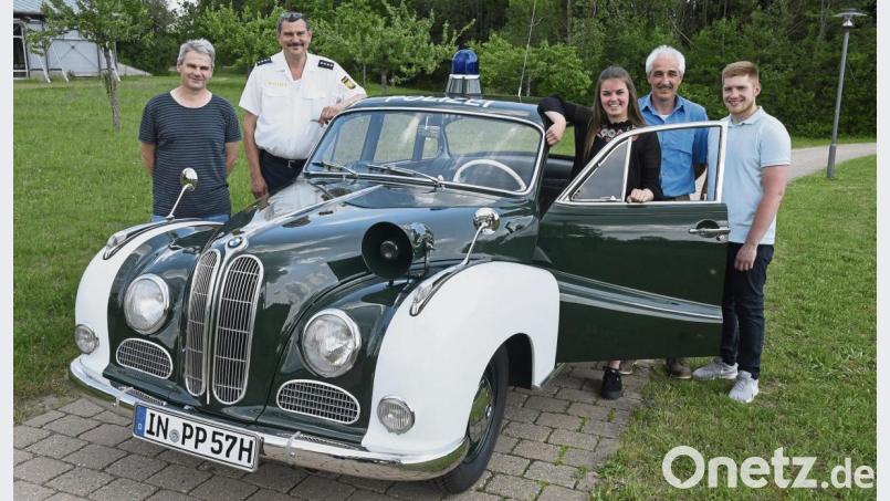 Dieses Werkstatt-Team hat den Oldtimer aufwendig und handwerklich perfekt restauriert. Von links Hans Hiltel, Werkstattleiter Harald Schmid, Sophie Weiß, Hermann Zahn und Arthur Fischer. Bild: Petra Hartl